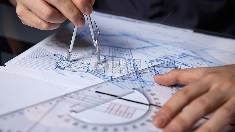 道路土建工程中，高处作业是常见的施工方式。为降低高处作业风险，应采取以下措施：